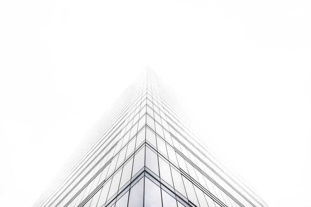 Fassade eines Bürogebäudes aus Glas, Untersicht